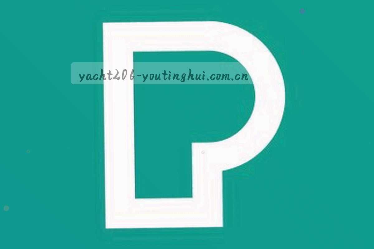 短途快艇低角度破水航行，船首尾迹清晰